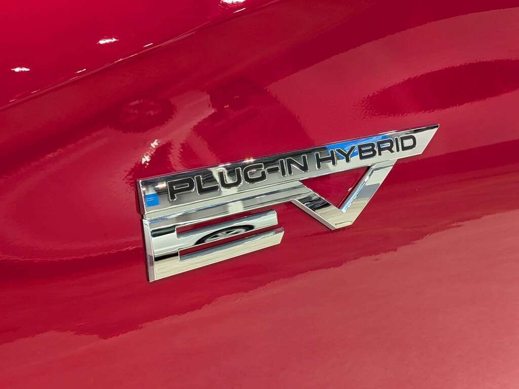2023 Mitsubishi Outlander Plug-In Hybrid GT S-AWC Red Val-David - photo #41