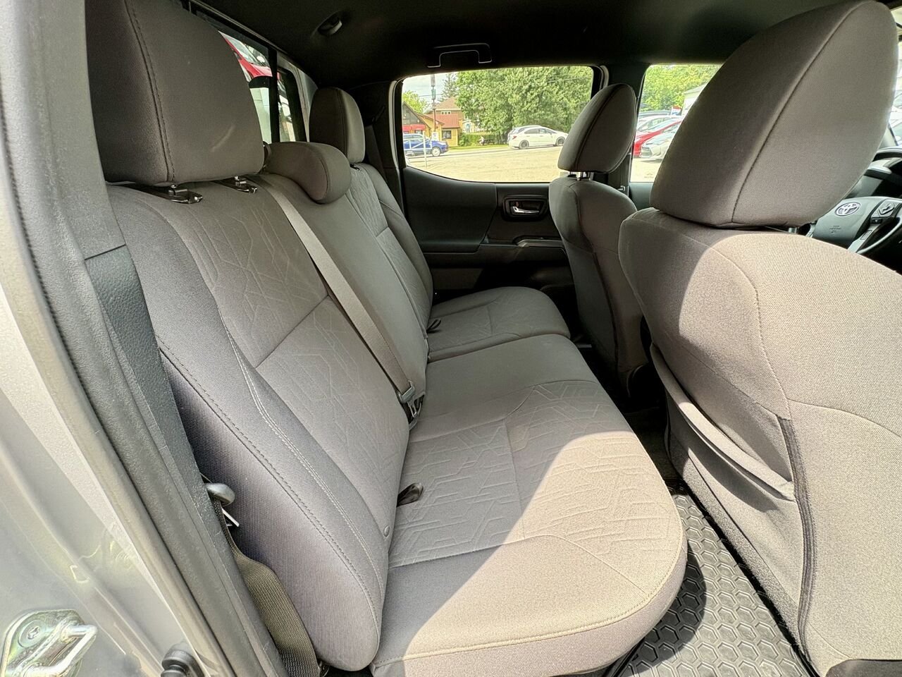 Toyota TACOMA 2018 Argent Mont-Laurier - photo #15