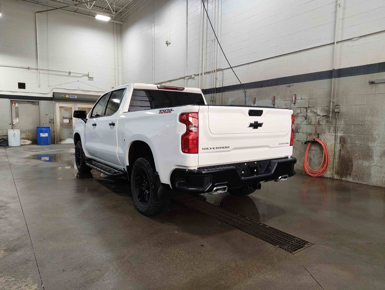 2024 Chevrolet Silverado 1500 4WD Crew Cab 147 Custom Trail Boss White Sherwood Park - photo #4