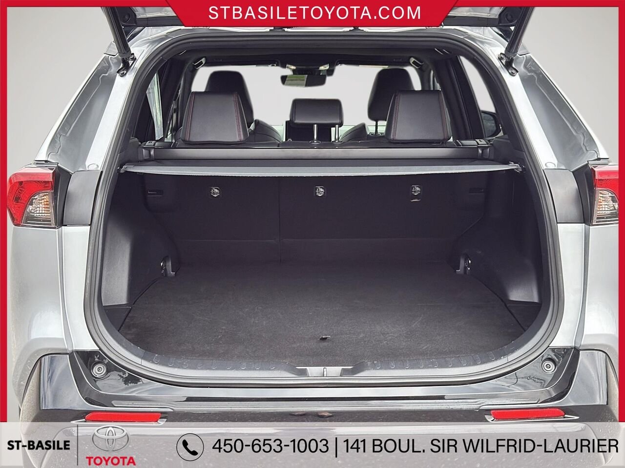 Toyota RAV4 PRIME 2023 Ciel argent métallisé avec toit noir Saint-Basile-le-Grand - photo #8