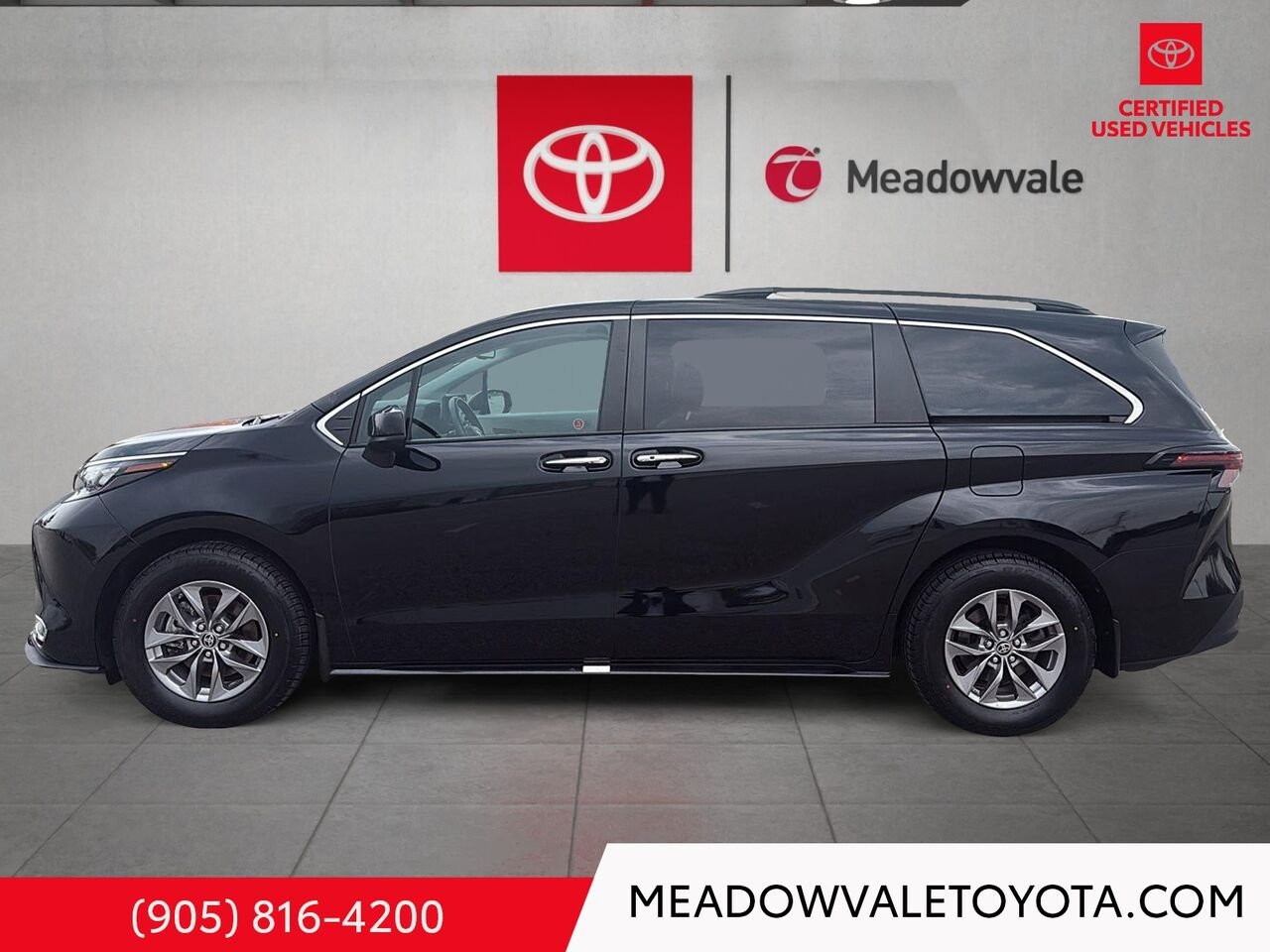 2024 Toyota Sienna One Owner, 4 New Tires, Midnight Black Metallic Mississauga - photo #5
