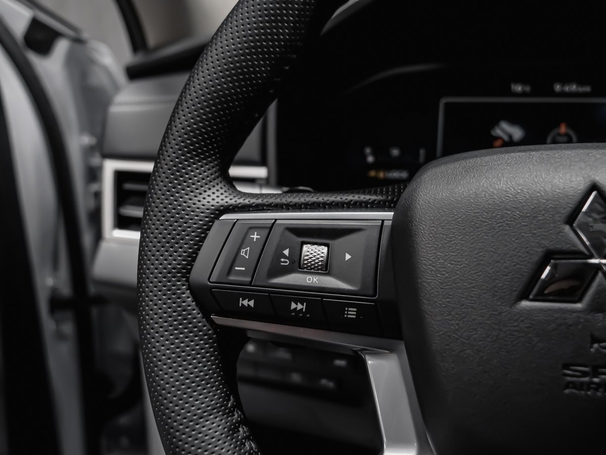 Mitsubishi Outlander PHEV SE 2026 Fini taillé diamant Blanc de qualité supérieure Montréal - photo #10