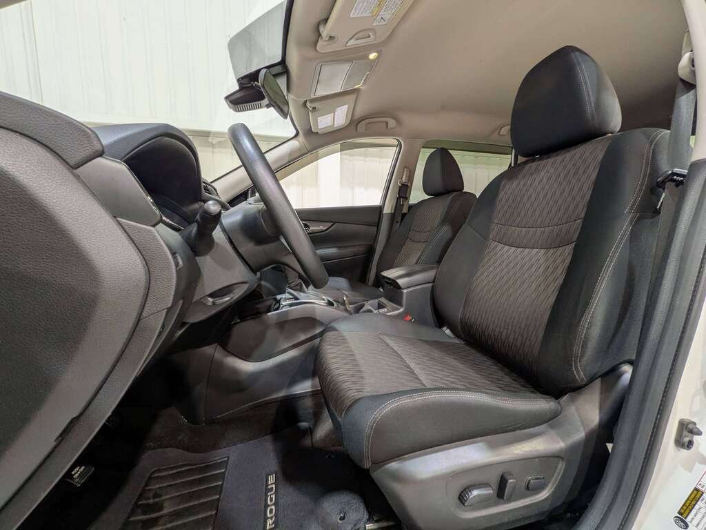 2019 Nissan Rogue AWD SV White Val-David - photo #1