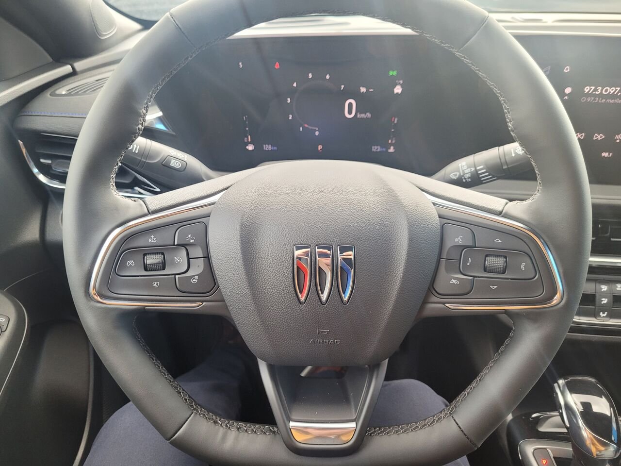 2026 Buick Envista Tourisme sport 4 portes TA Summit White Thetford Mines - photo #8