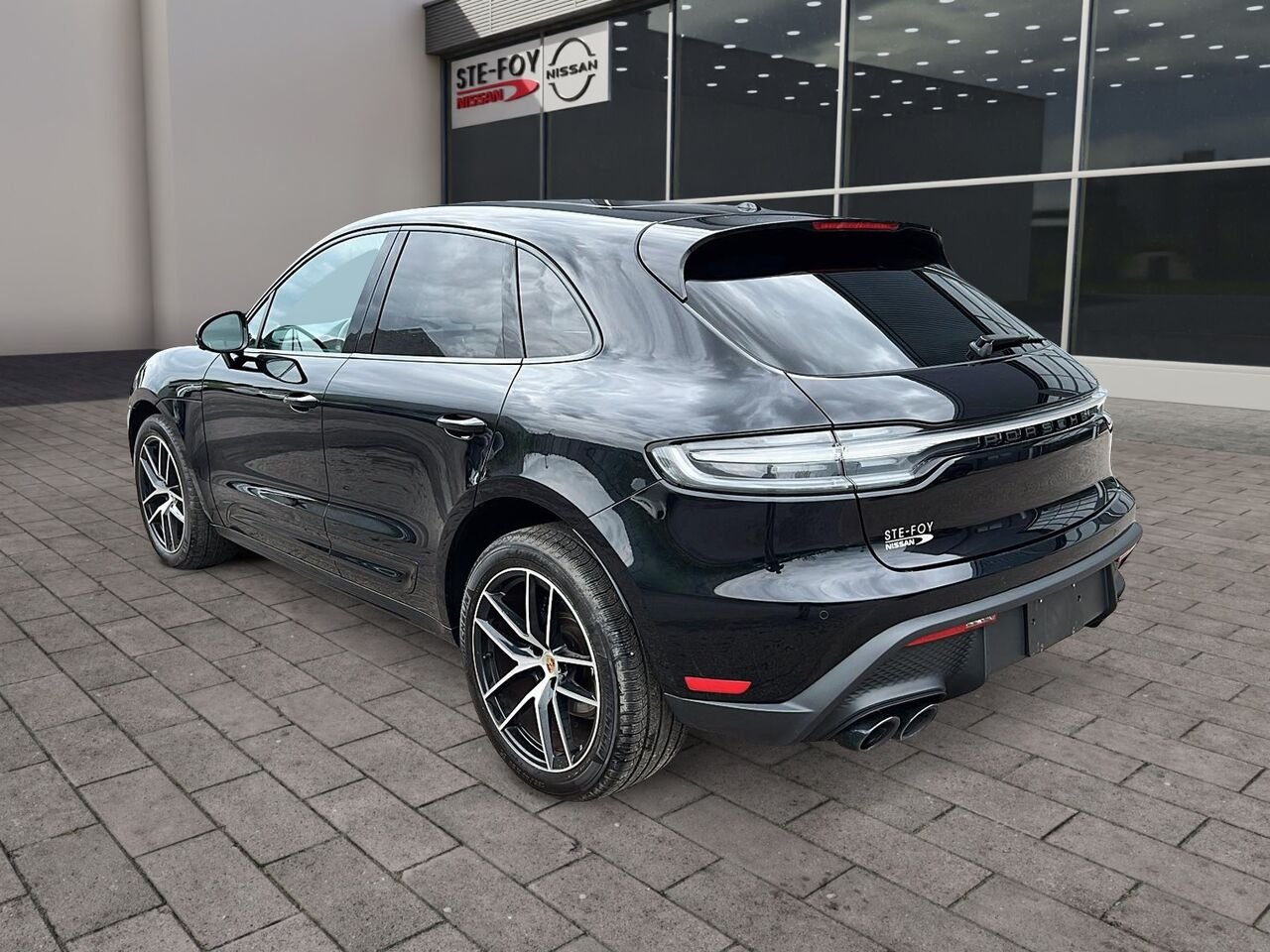 2023 Porsche MACAN Black Québec - photo #3
