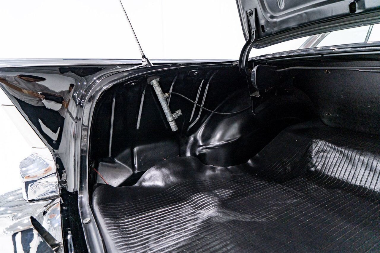 Chevrolet Bel Air Beautifully presented. Restored in desirable color combo | PRIX EN USD 1957 Noir Montréal - photo #24