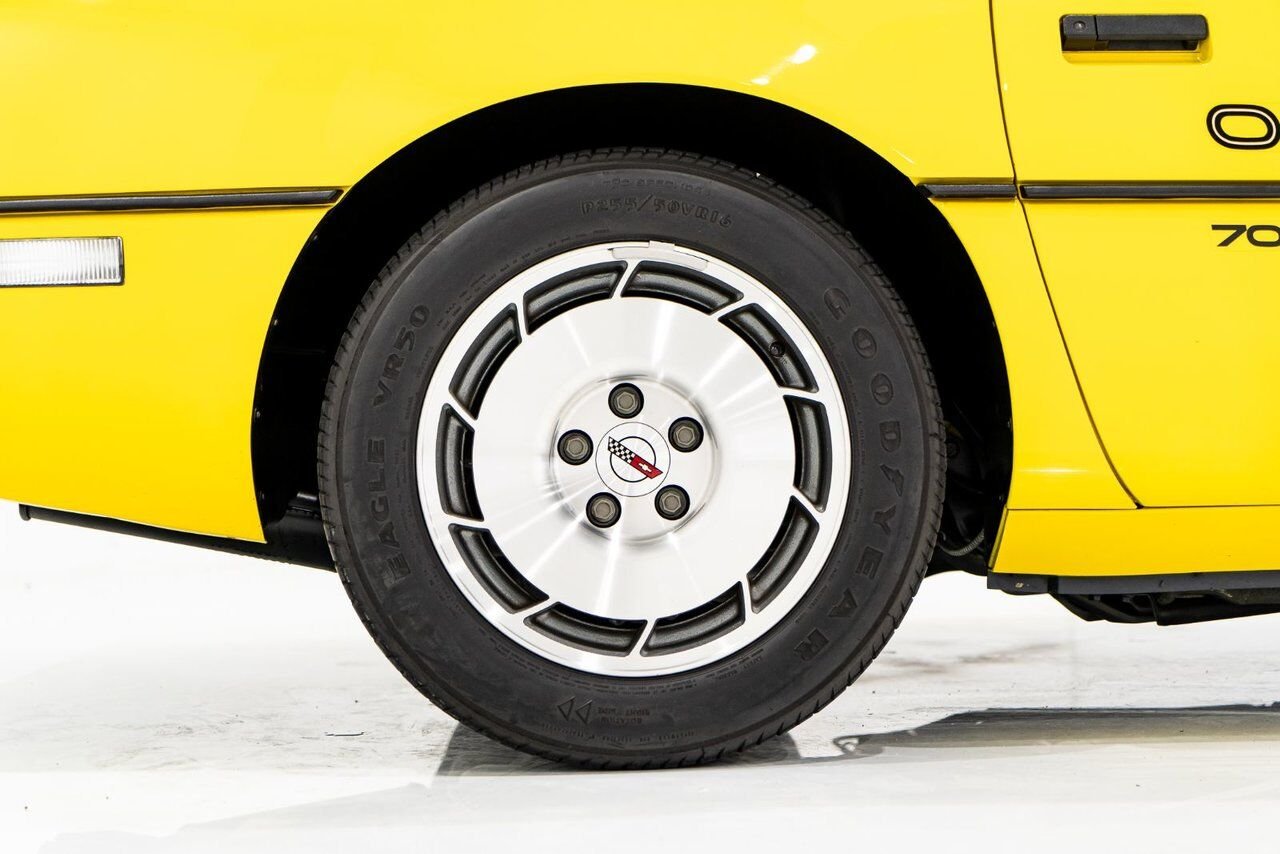 1986 Chevrolet Corvette Pace Car livery with only 17,380km (10,800miles) Yellow Montreal - photo #76