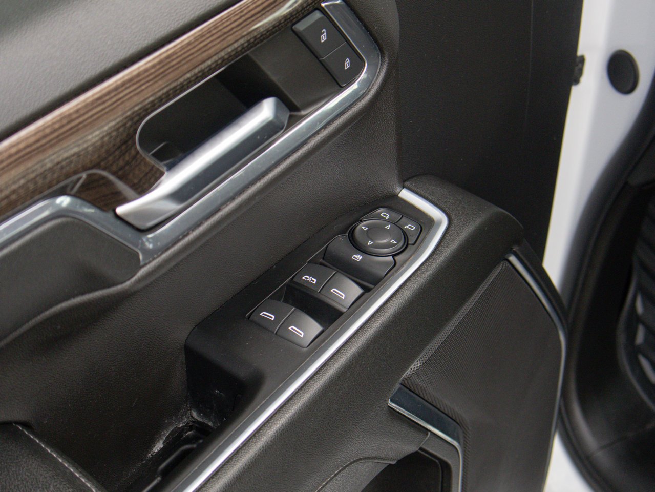 2024 Chevrolet Silverado 1500 4WD Crew Cab 147 RST White Sherwood Park - photo #19