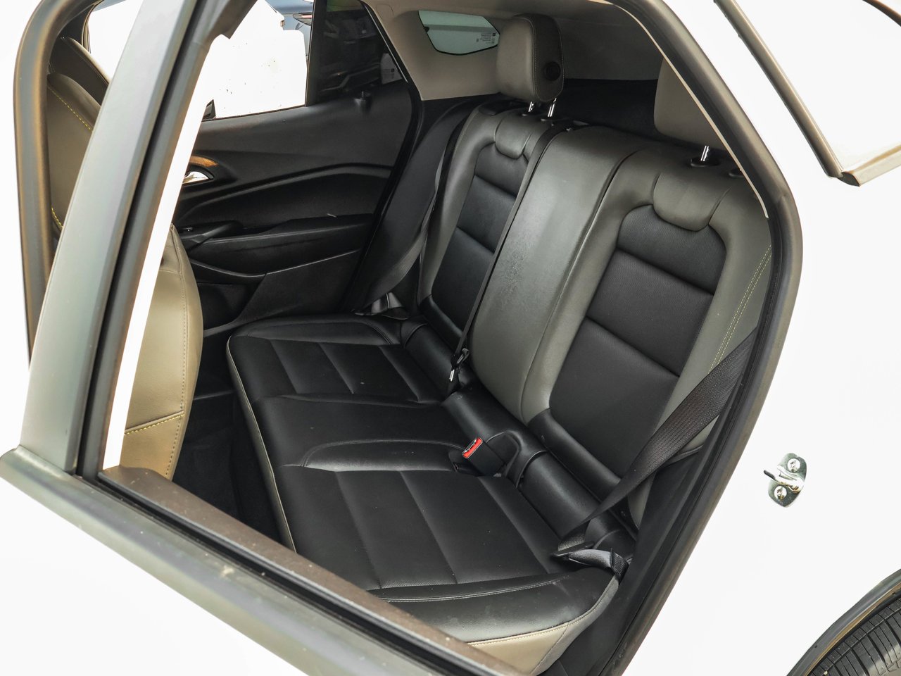 2025 Chevrolet Trax FWD 4dr ACTIV White Sherwood Park - photo #15