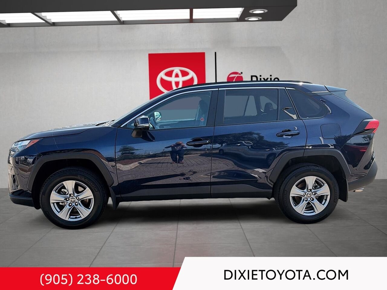 2025 Toyota RAV4 XLE AWD / CLEAN CARFAX / HEATED SEATS / MOONROOF / ALLOY WHEELS / CARPLAY AND ANDROID AUTO Blue Mississauga - photo #5