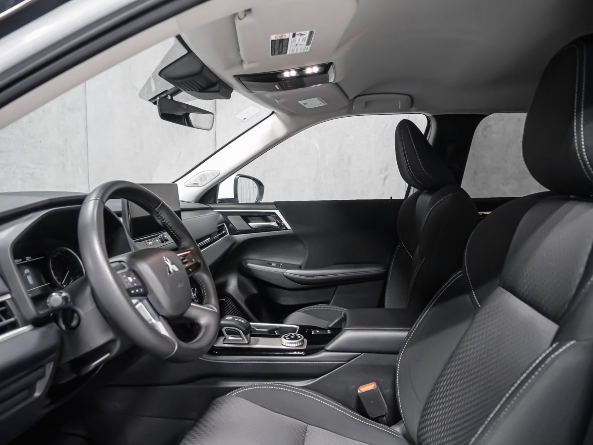Mitsubishi Outlander ES 2025 Blanc Montréal - photo #11