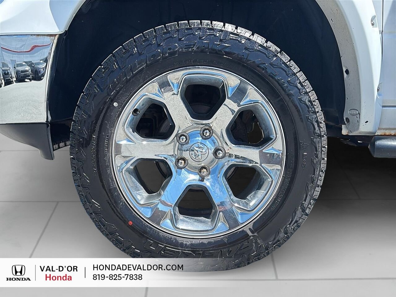 2015 Ram 1500 Cabine quad 4RM, 140,5 po Laramie White Val-d'Or - photo #5