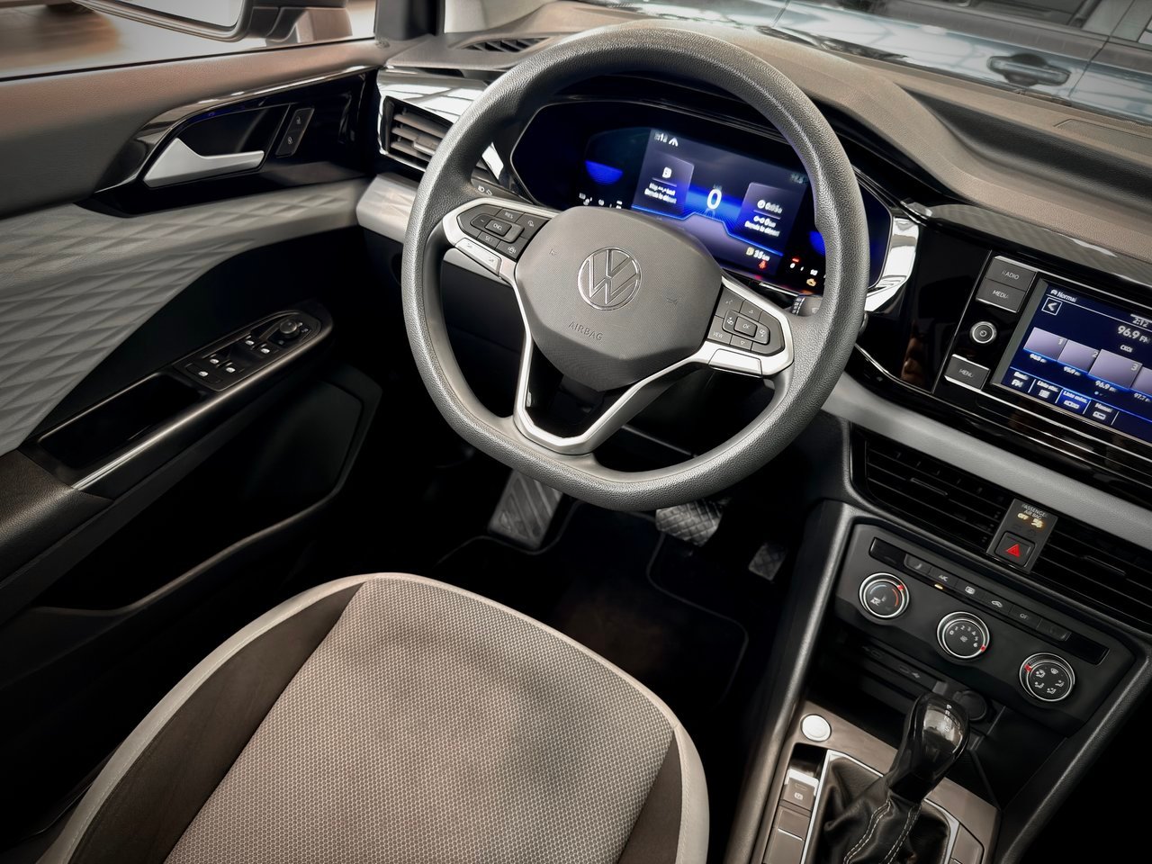 2022 Volkswagen Taos Black Notre-Dame-des-Prairies - photo #17