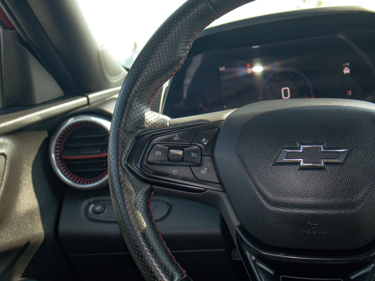2025 Chevrolet Trax FWD 4dr 2RS Red Sherwood Park - photo #20