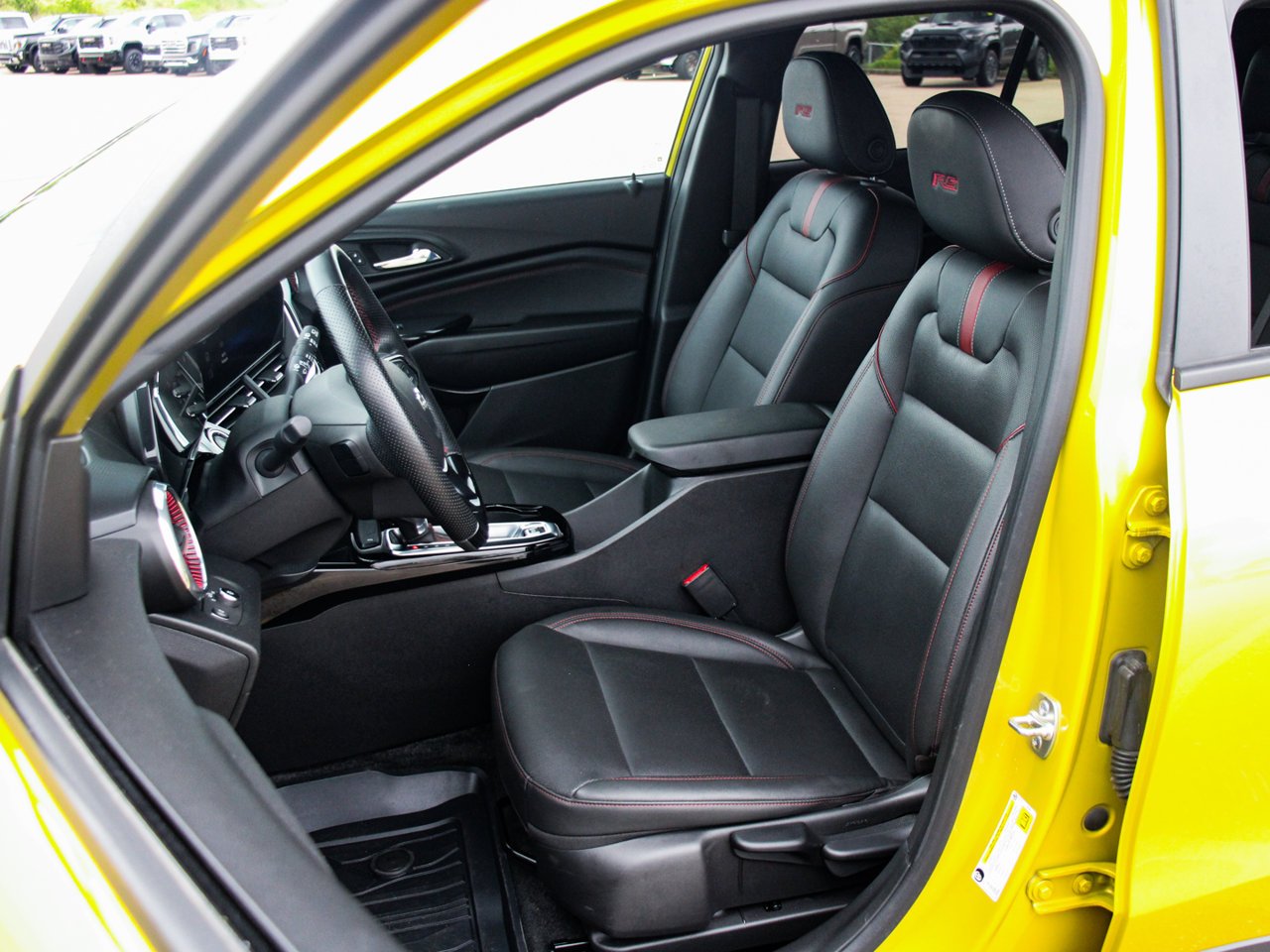 2024 Chevrolet Trax FWD 4dr 2RS Yellow Sherwood Park - photo #28