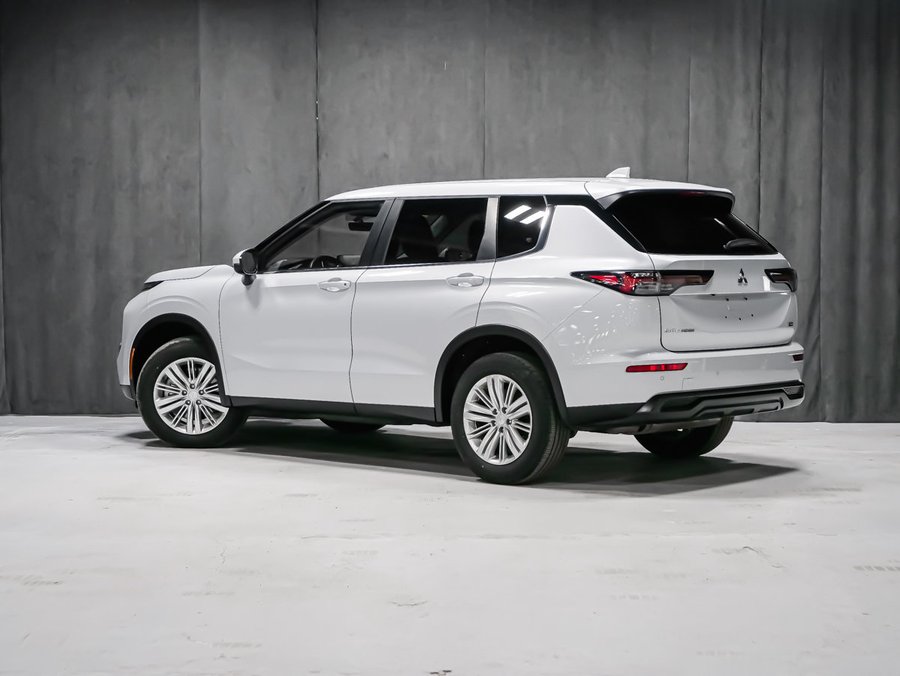2025 Mitsubishi Outlander ES White