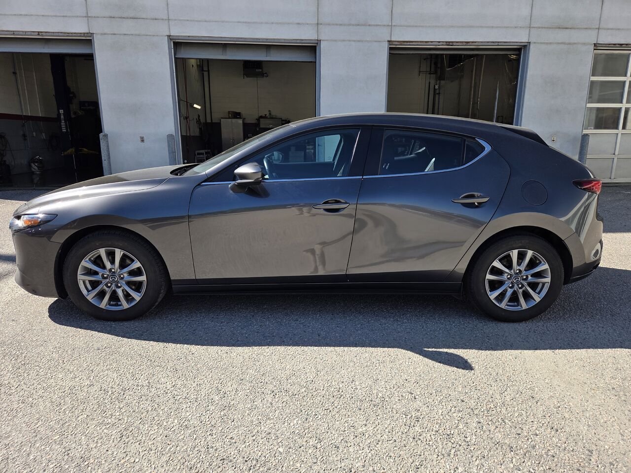 MAZDA MAZDA3 SPORT 2023 01C4 GRIS Amos - photo #8