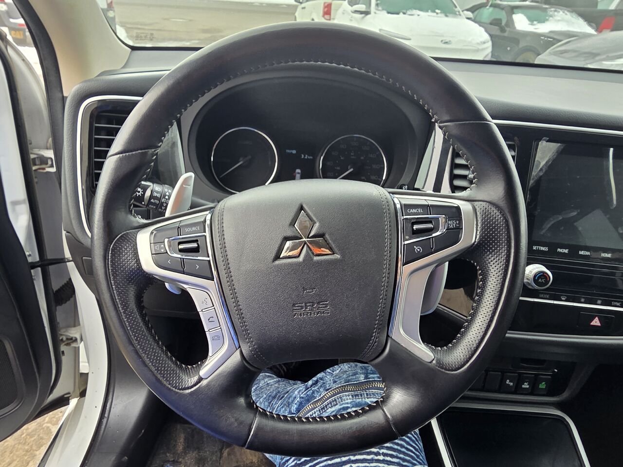 2020 Mitsubishi Outlander Plug-In Hybrid White  - photo #13