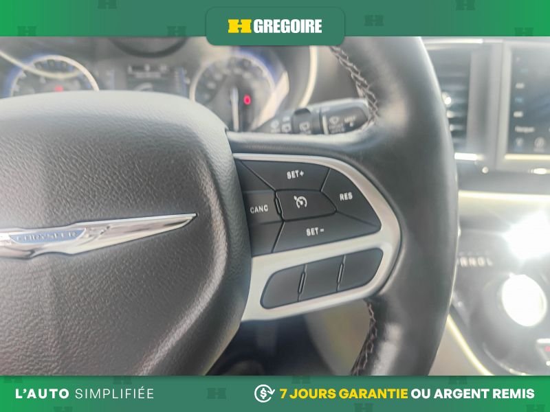 2019 Chrysler Pacifica Grey Laval - photo #16