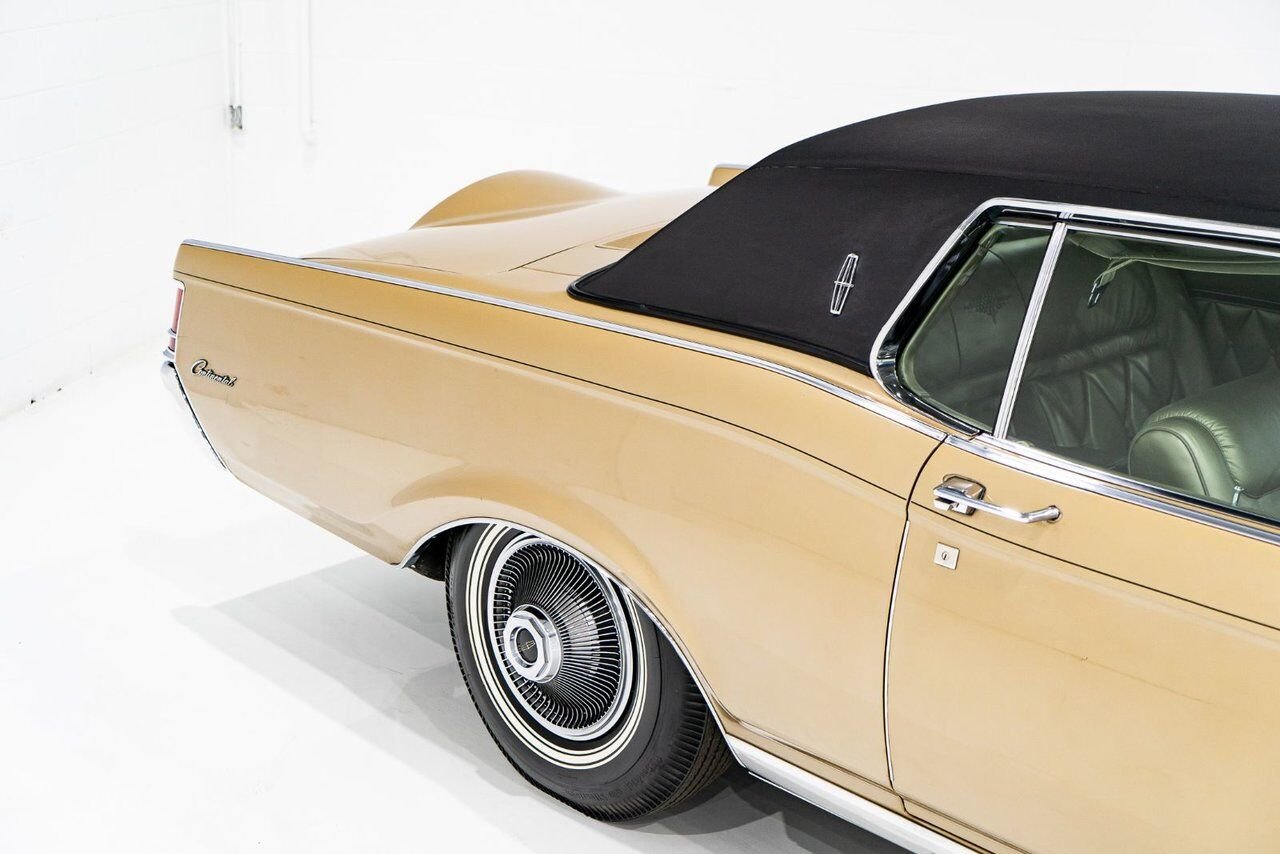 1969 Lincoln Continental Only 687 miles from new. Unrestored example **PRICE IN USD** Gold Montreal - photo #40