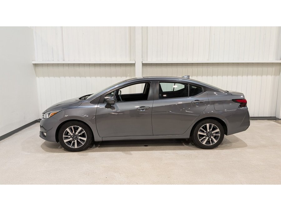 Nissan Versa SV CVT 2024 Gris