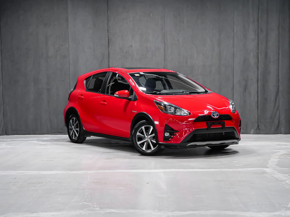 2018 Toyota Prius c TOIT OUVRANT SIÈGES CHAUFFANTS Red Montreal - photo #1