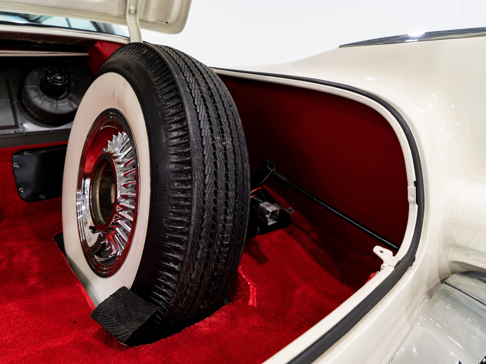 1956 Cadillac Eldorado Seville With Factory A/C | PRIX EN USD White Montreal - photo #90