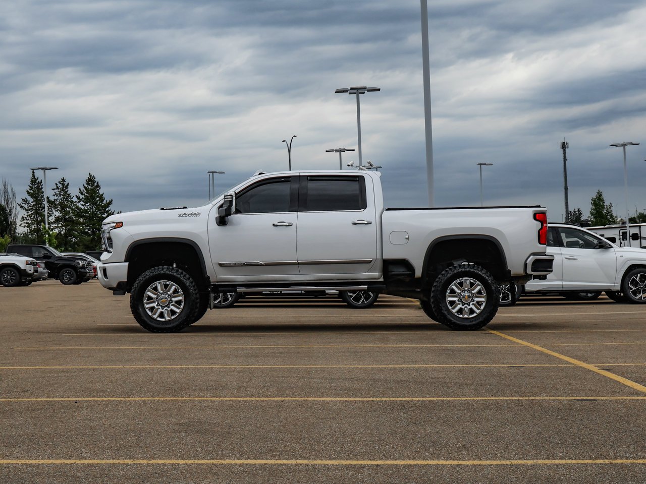 2024 Chevrolet Silverado 3500HD 4WD Crew Cab 159 High Country White Sherwood Park - photo #4