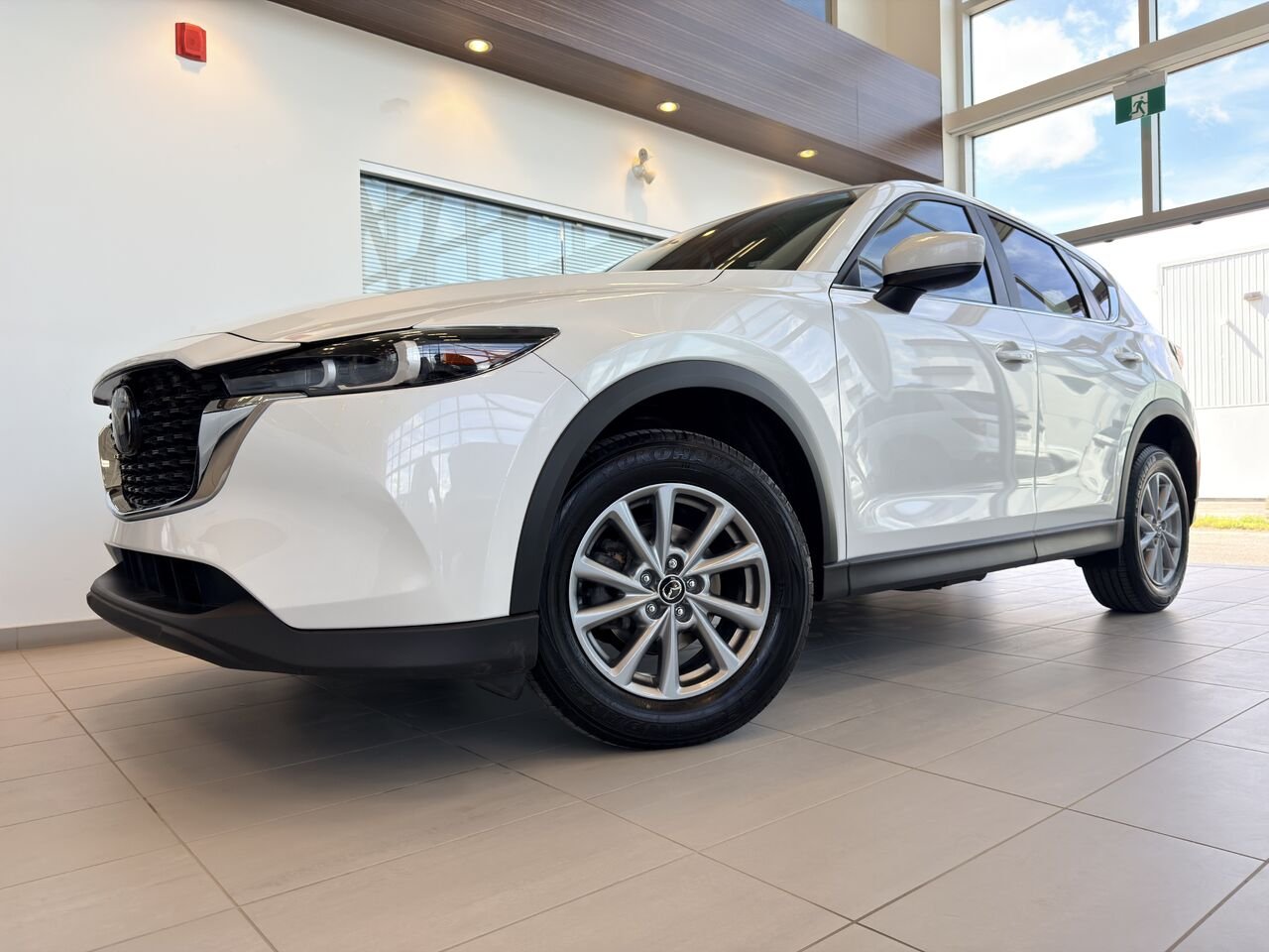 2024 Mazda CX-5 White Notre-Dame-des-Prairies - photo #1