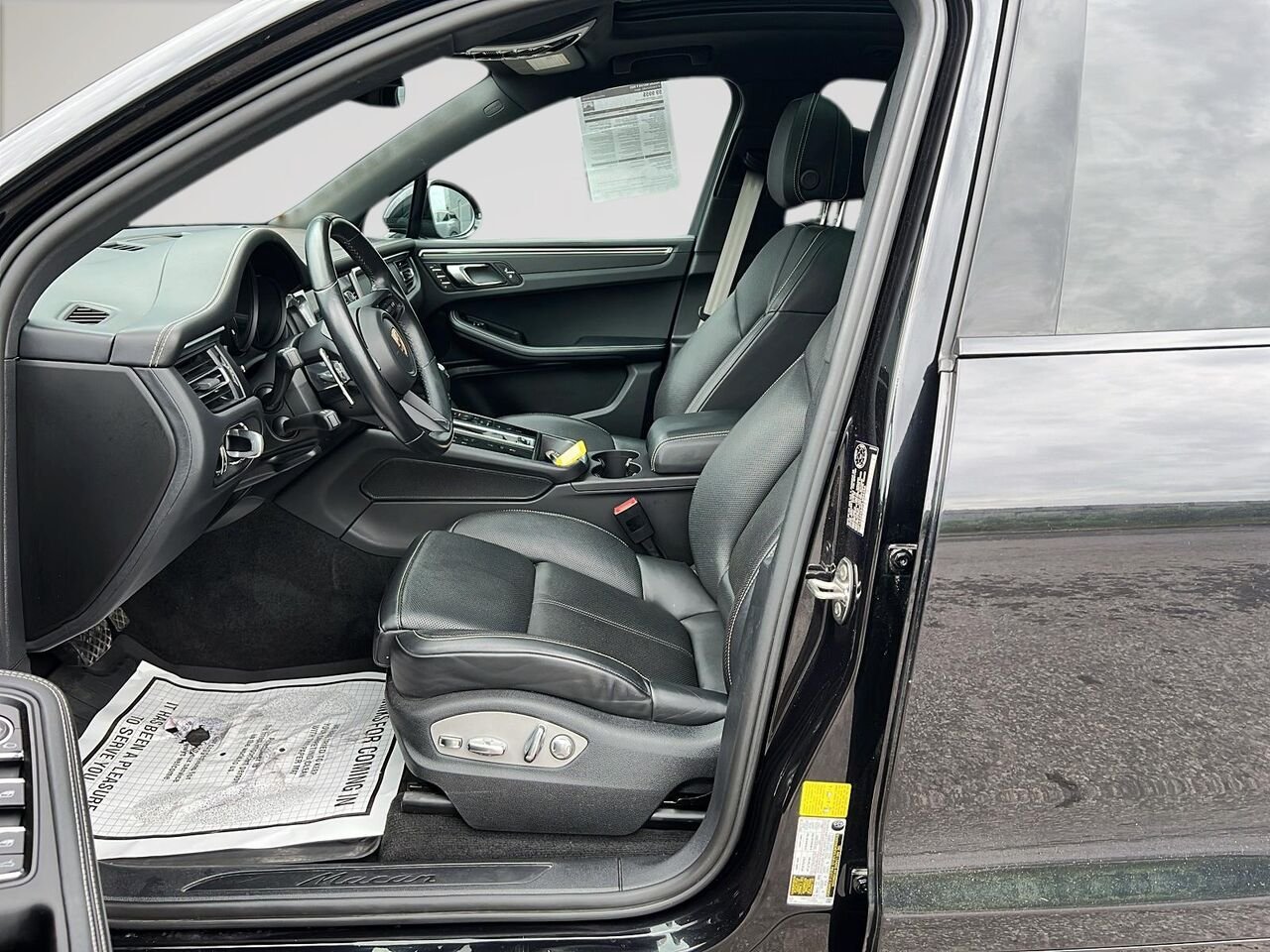 2023 Porsche MACAN Black Québec - photo #8