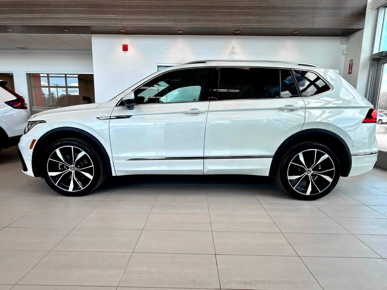 2024 Volkswagen Tiguan White Notre-Dame-des-Prairies - photo #8