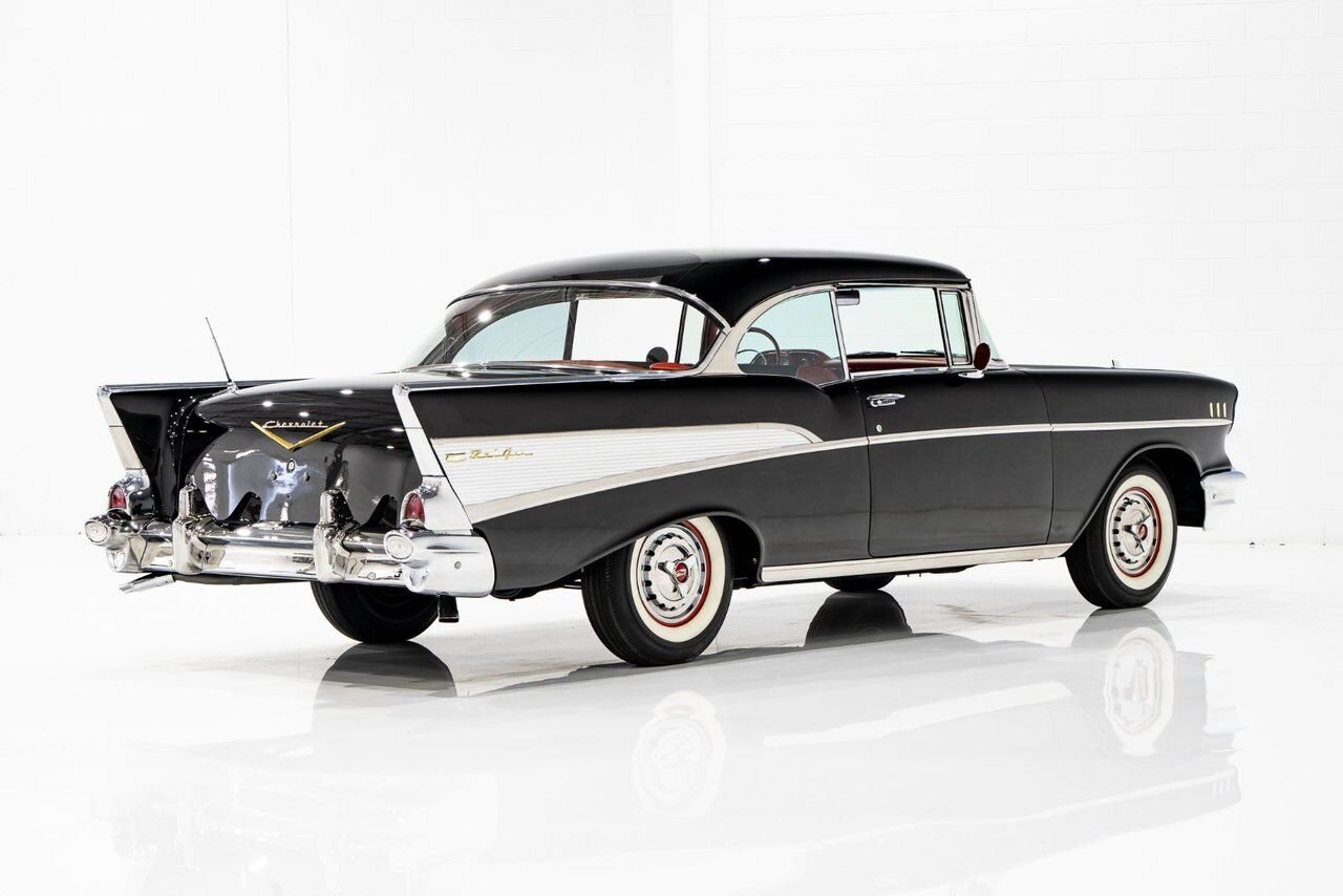 Chevrolet Bel Air Beautifully presented. Restored in desirable color combo | PRIX EN USD 1957 Noir Montréal - photo #29