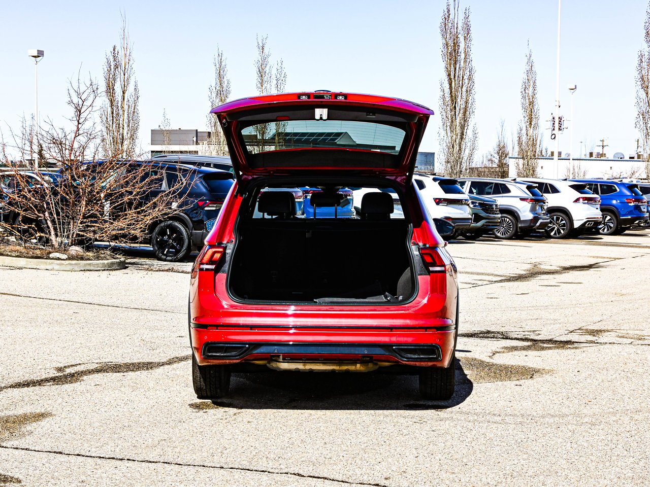 2024 Volkswagen Tiguan Comfortline R-Line Black Edition 4MOTION Red Sherwood Park - photo #14