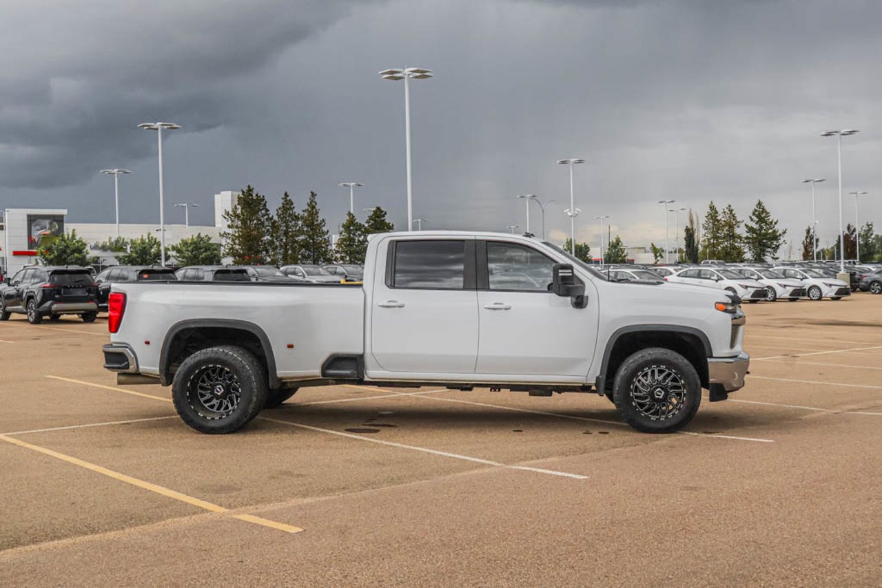 2020 Chevrolet Silverado 3500HD 4WD Crew Cab 172 LT White Sherwood Park - photo #9