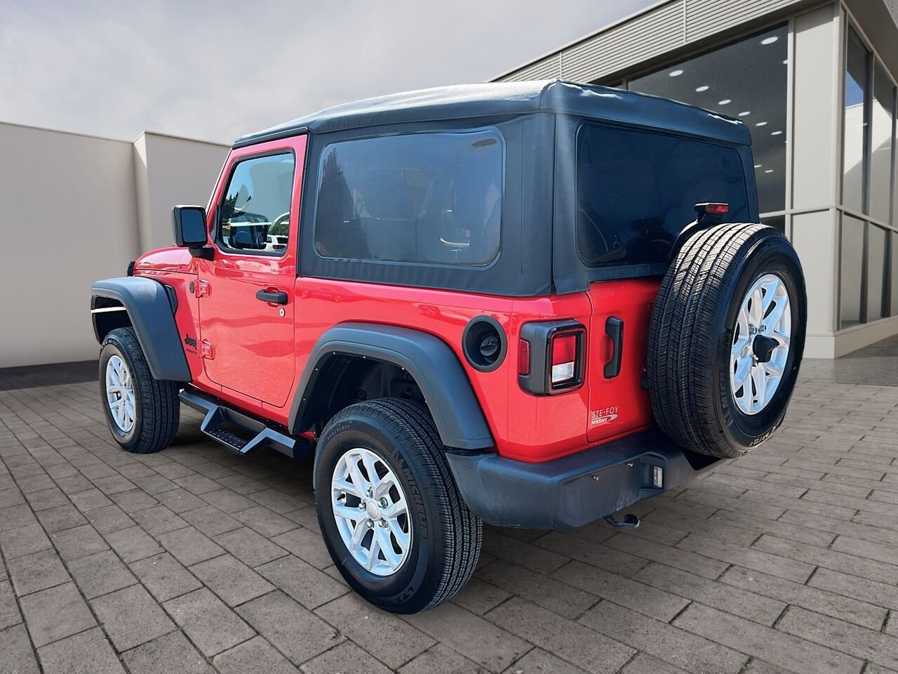 2023 Jeep Wrangler SPORT Red Québec - photo #3
