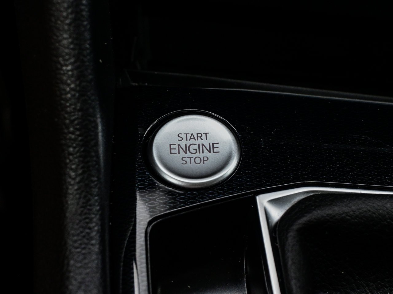 2026 Volkswagen Taos Comfortline Black Edition 4MOTION White Sherwood Park - photo #23