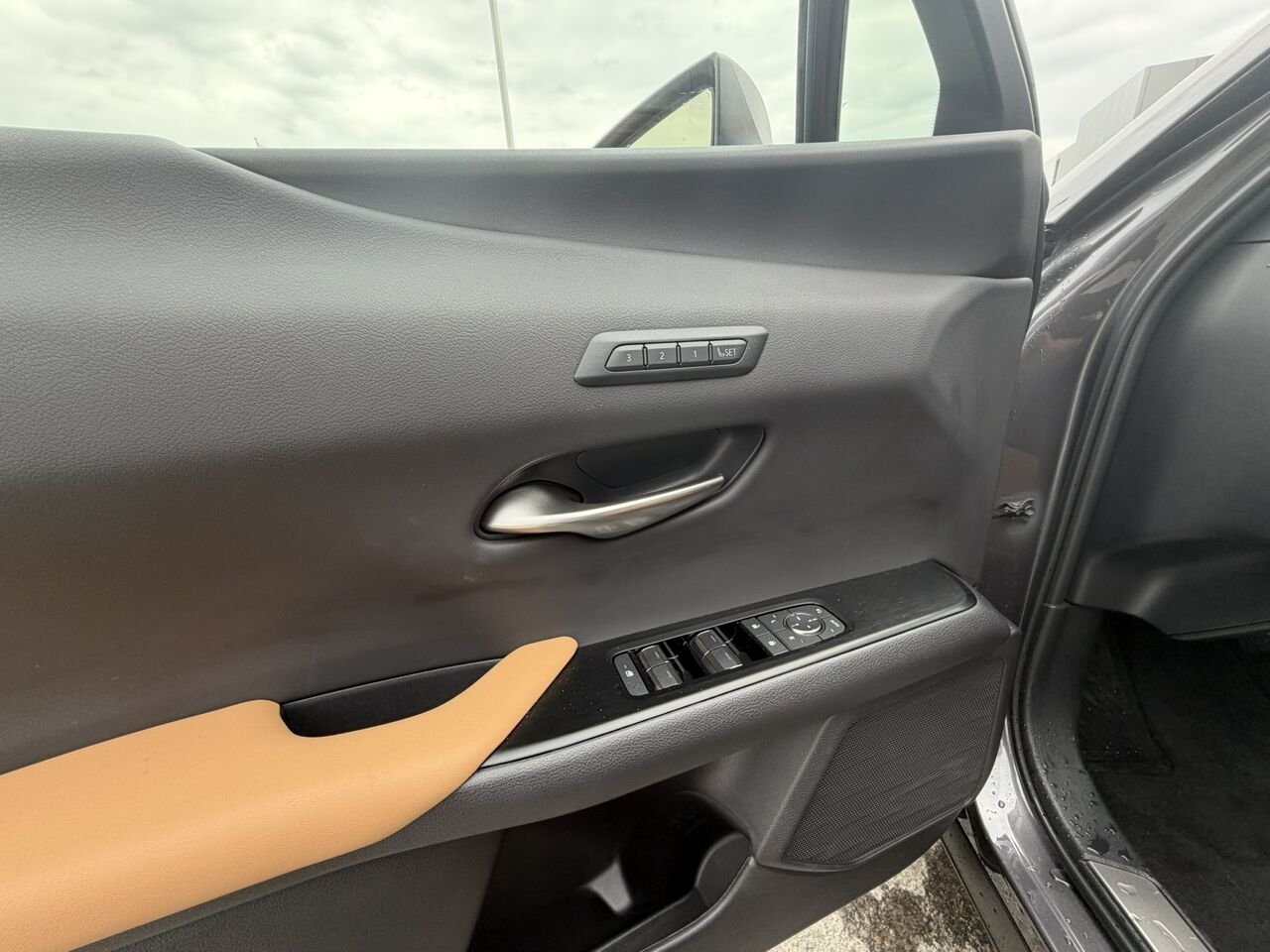 2025 Lexus UX UX 300h CAWD Beige Laval - photo #25