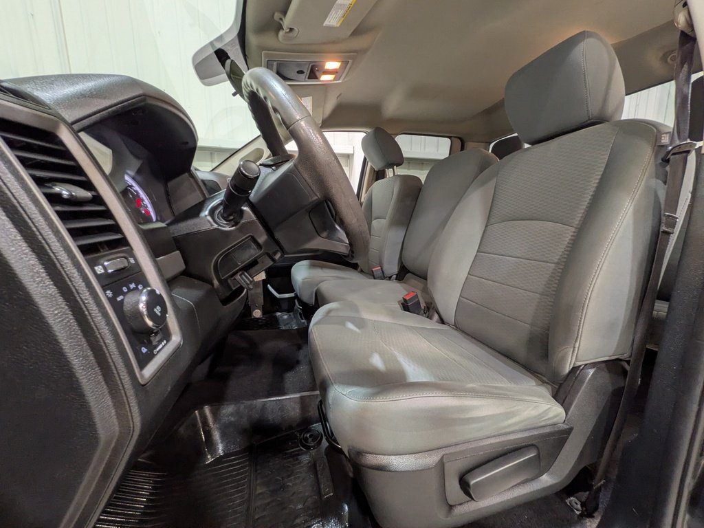 2018 Ram 1500 Express 4x4 Quad Cab 6'4" Box *Ltd Avail* Black Val-David - photo #1