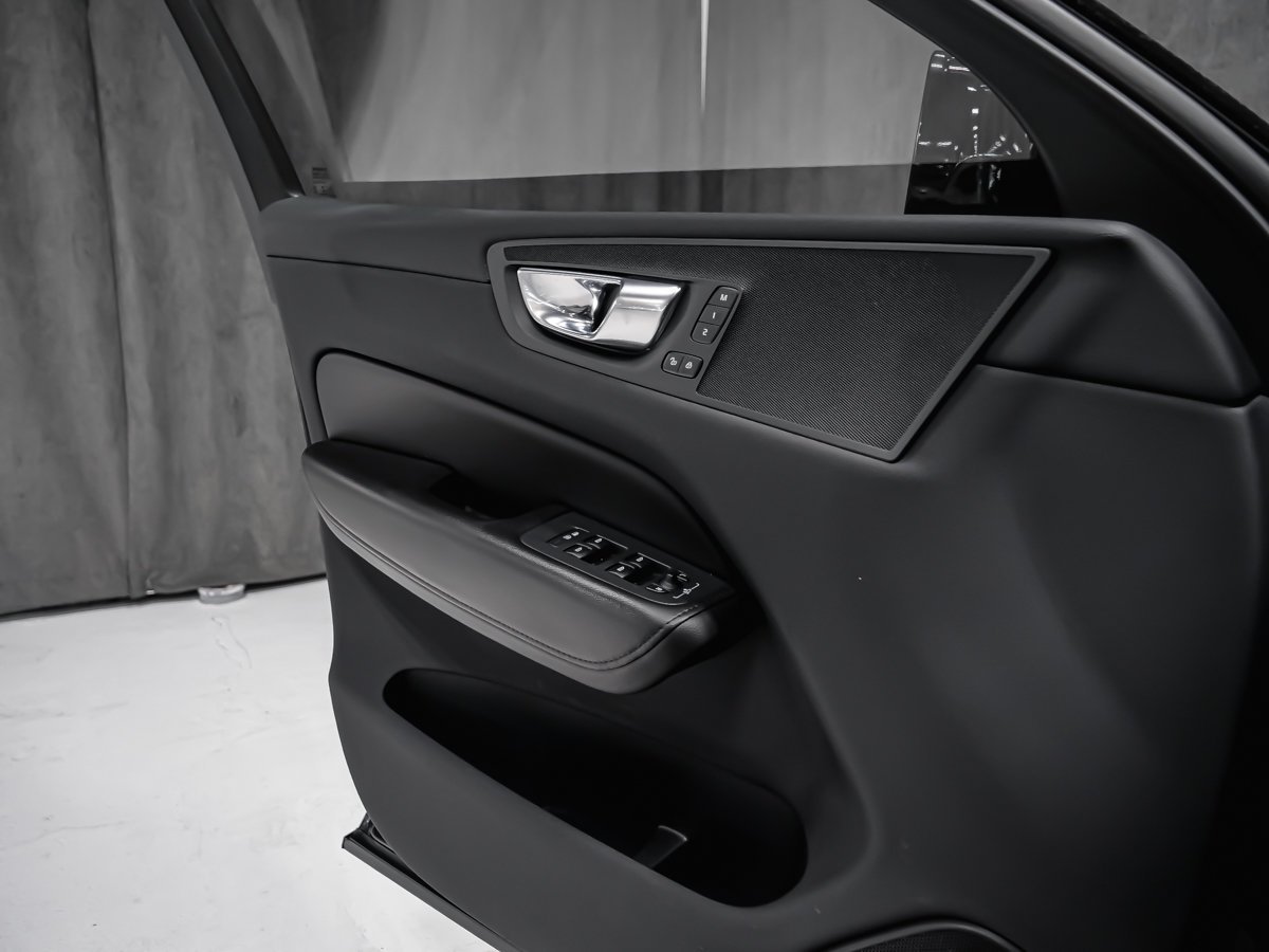 2022 Volvo XC60 B6 MOMENTUM CLIMATE PREMIUM Black Montreal - photo #8