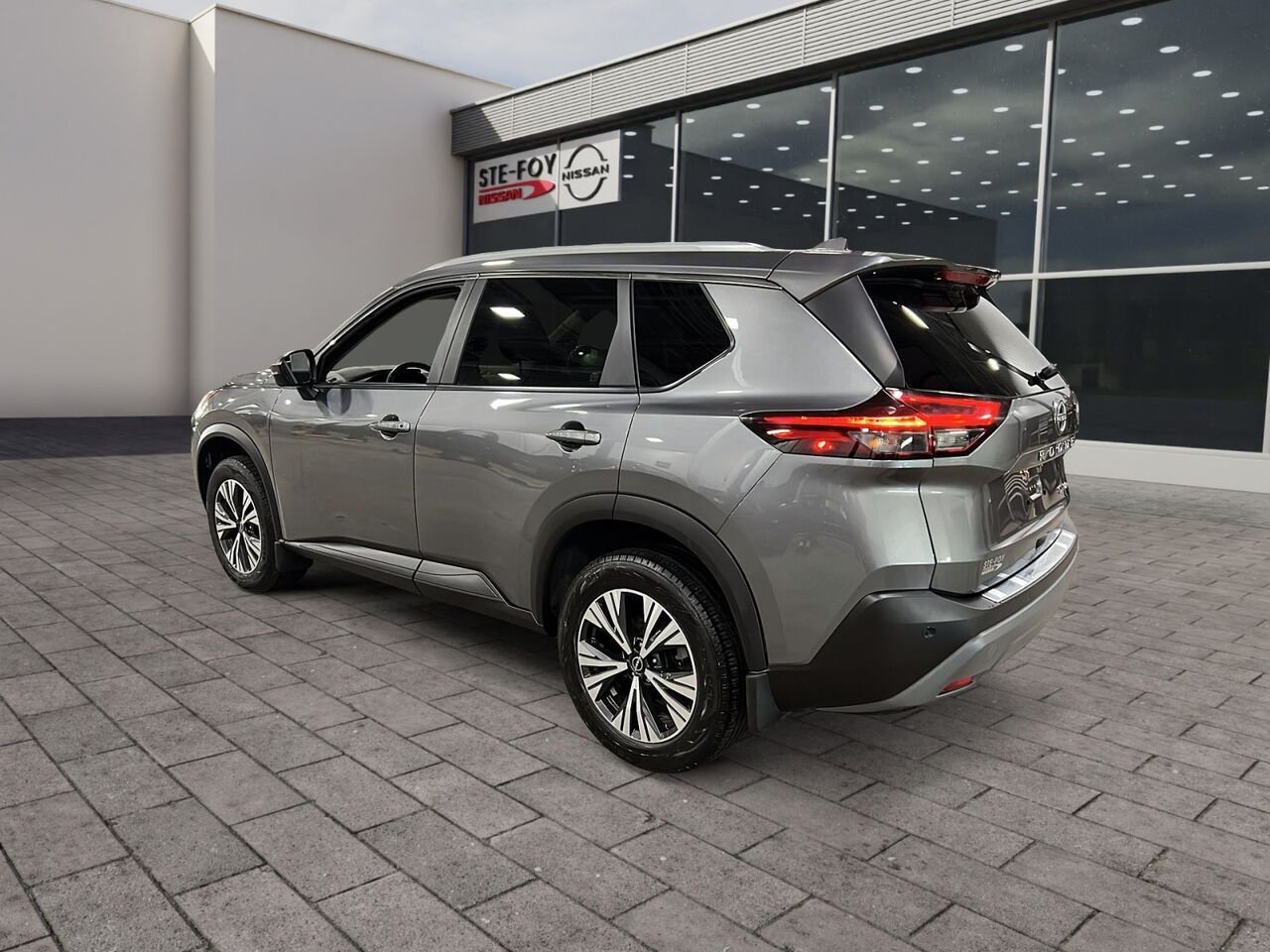 2023 Nissan Rogue SV TI Grey Québec - photo #3