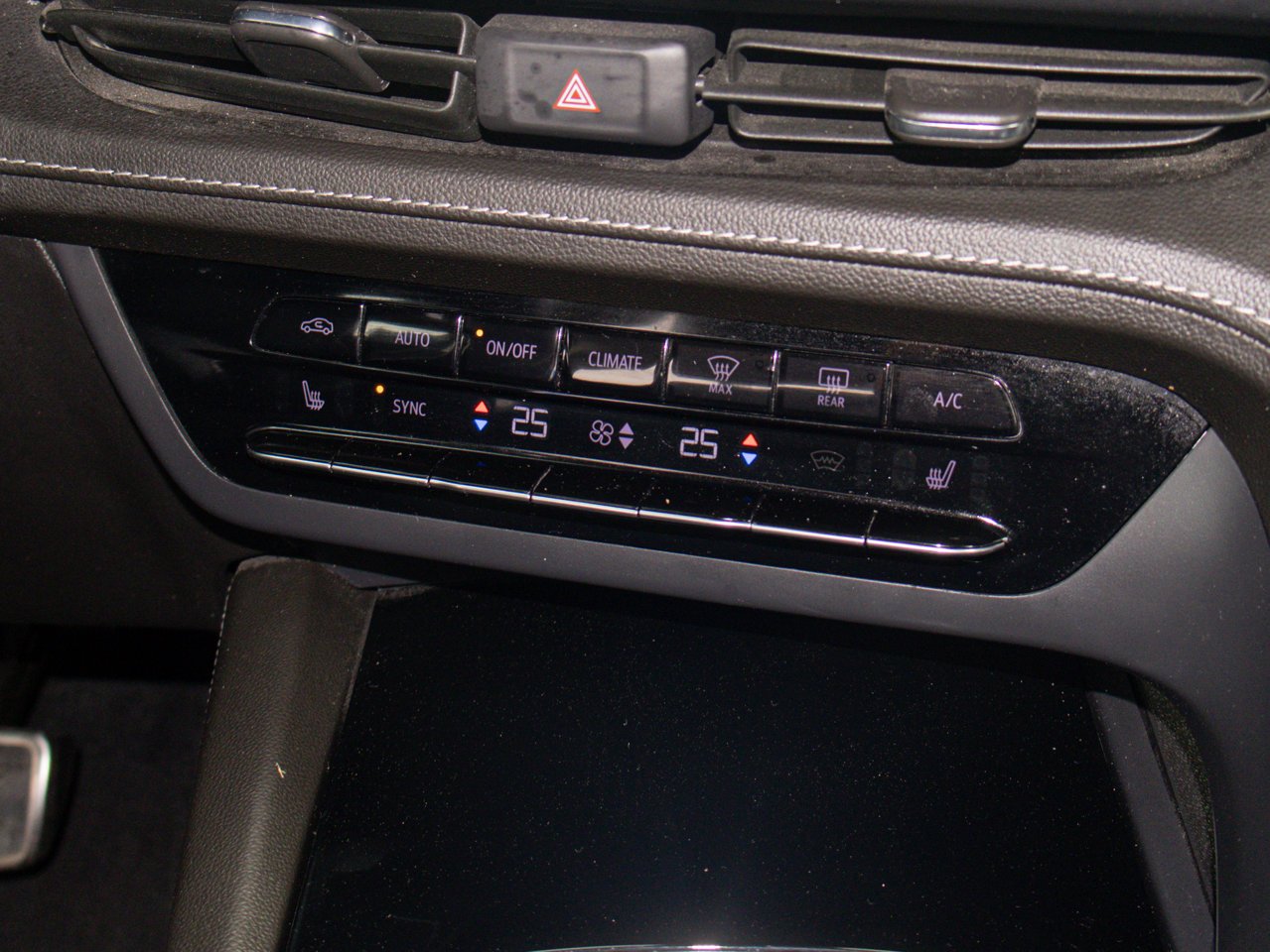 2022 Buick Envision AWD 4dr Essence White Sherwood Park - photo #29
