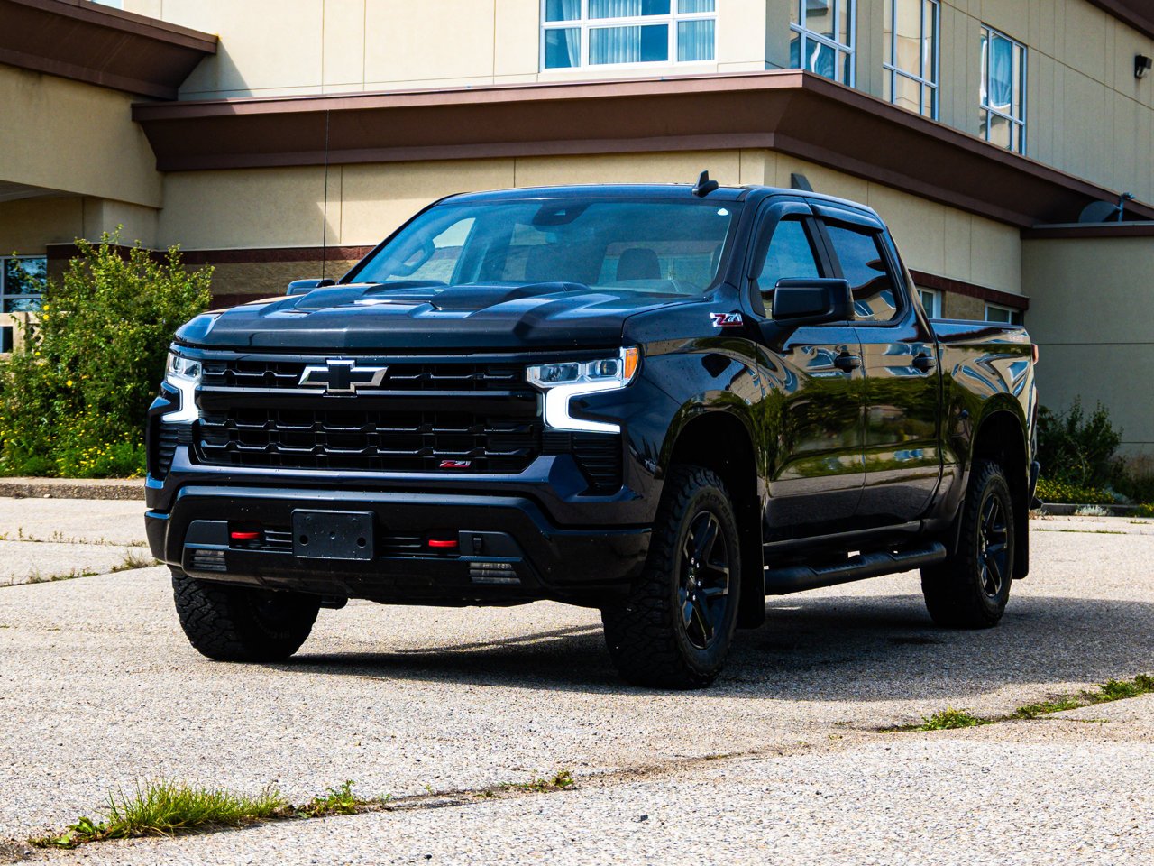 2022 Chevrolet Silverado 1500 4WD Crew Cab 147 LT Trail Boss Black Sherwood Park - photo #3