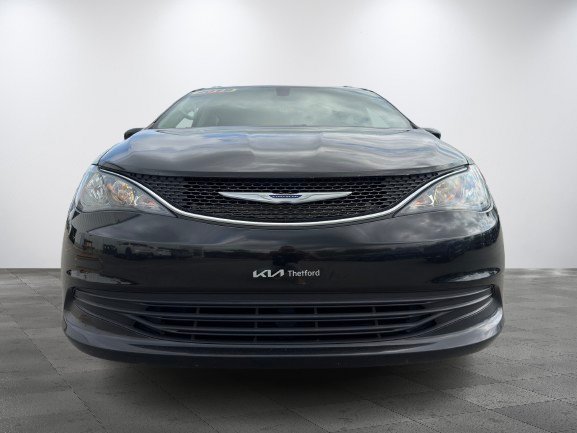 2019 Chrysler Pacifica Black Thetford Mines - photo #1