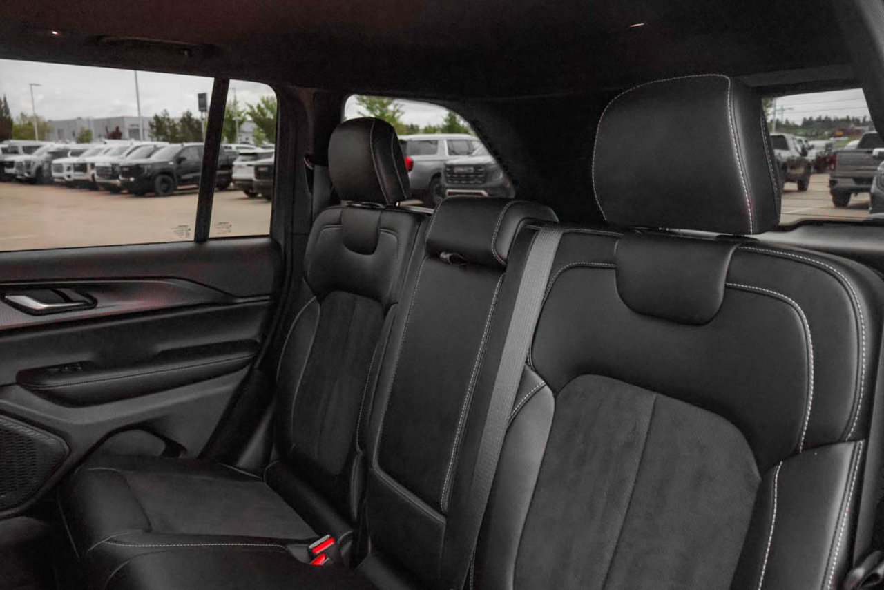 2025 Jeep Grand Cherokee Altitude 4x4 White Sherwood Park - photo #30