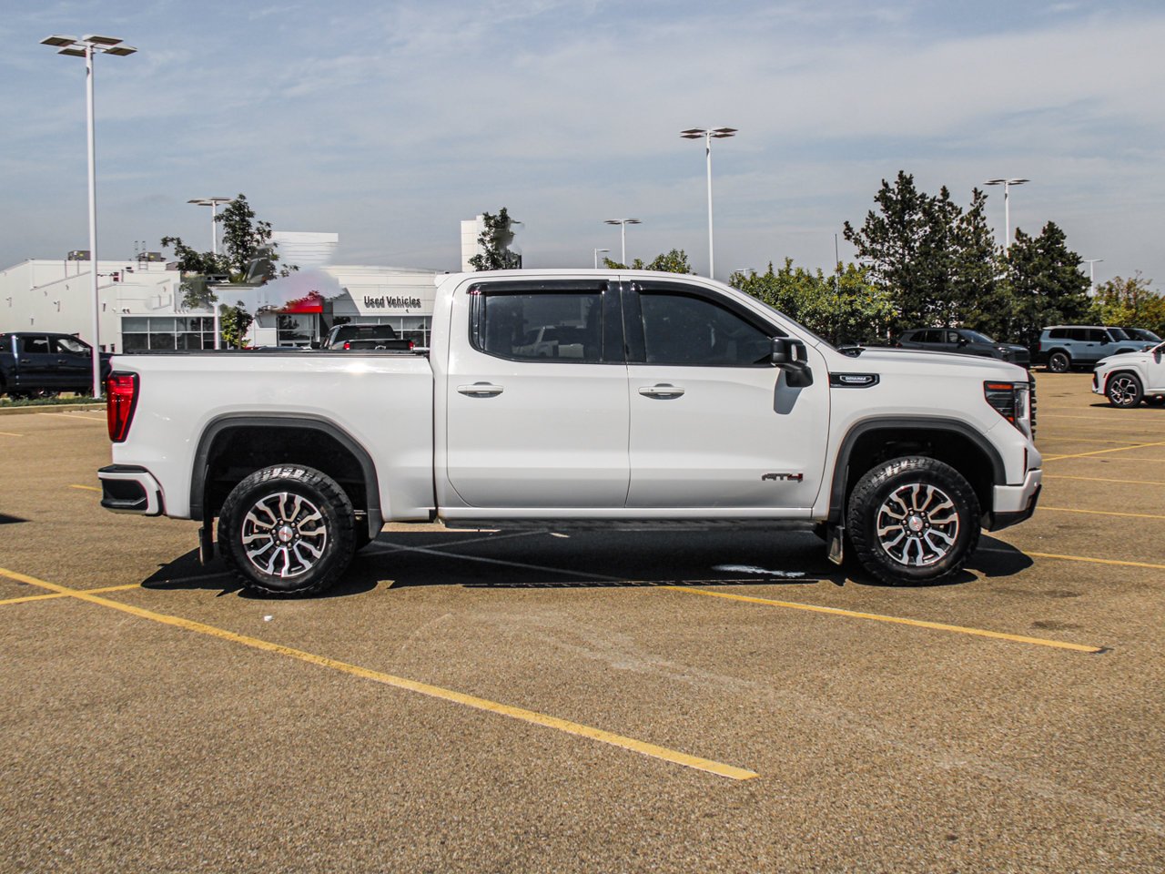 2022 GMC Sierra 1500 4WD Crew Cab 147 AT4 White Sherwood Park - photo #9