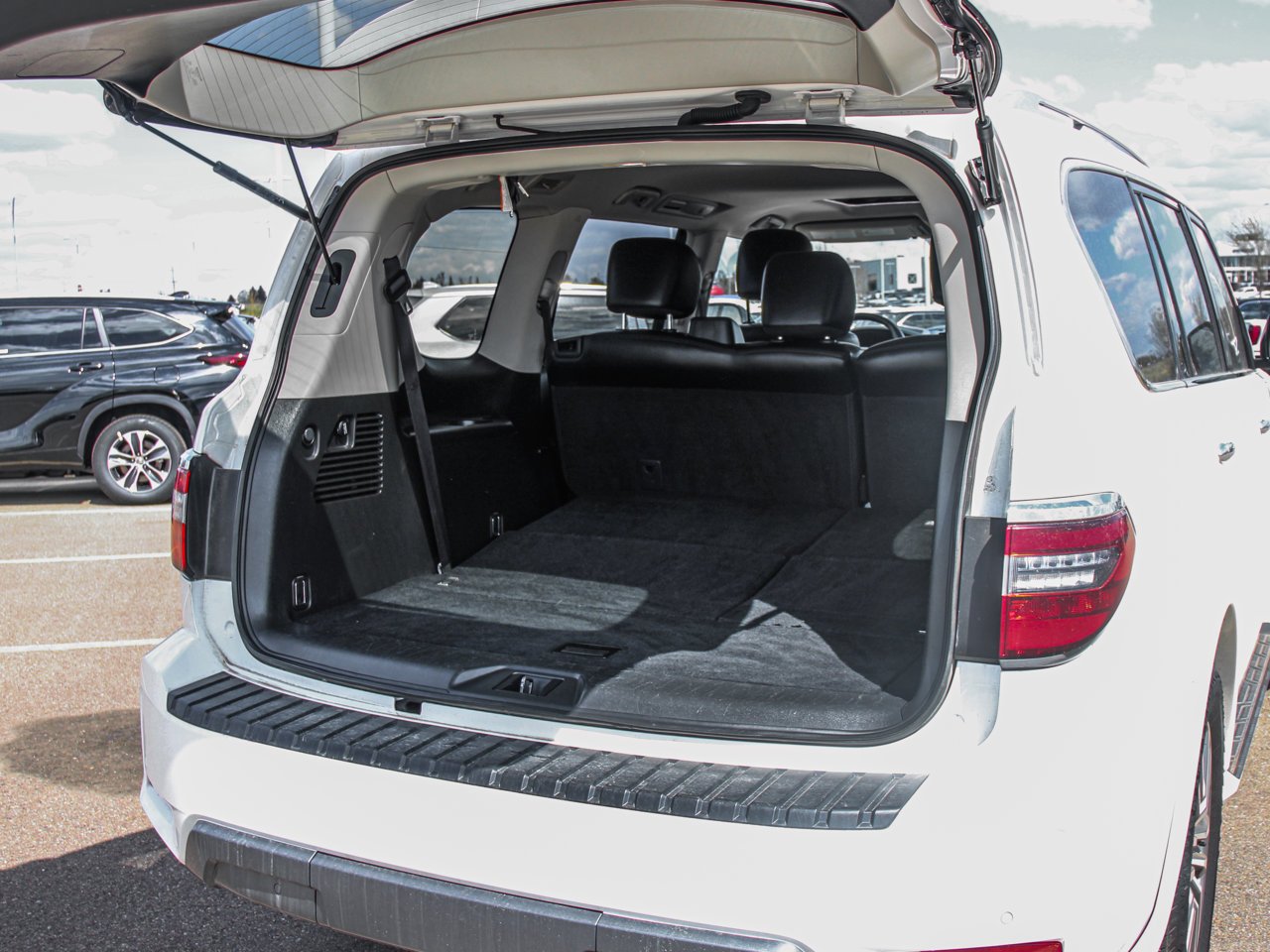 2024 Nissan Armada 4x4 SL White Sherwood Park - photo #7