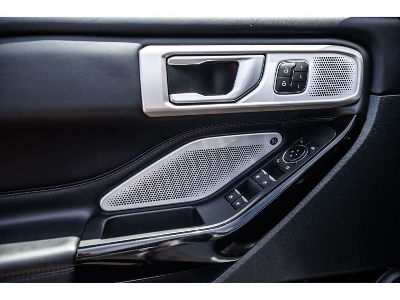 Ford Explorer 2023 Blanc Sainte-Julienne - photo #17