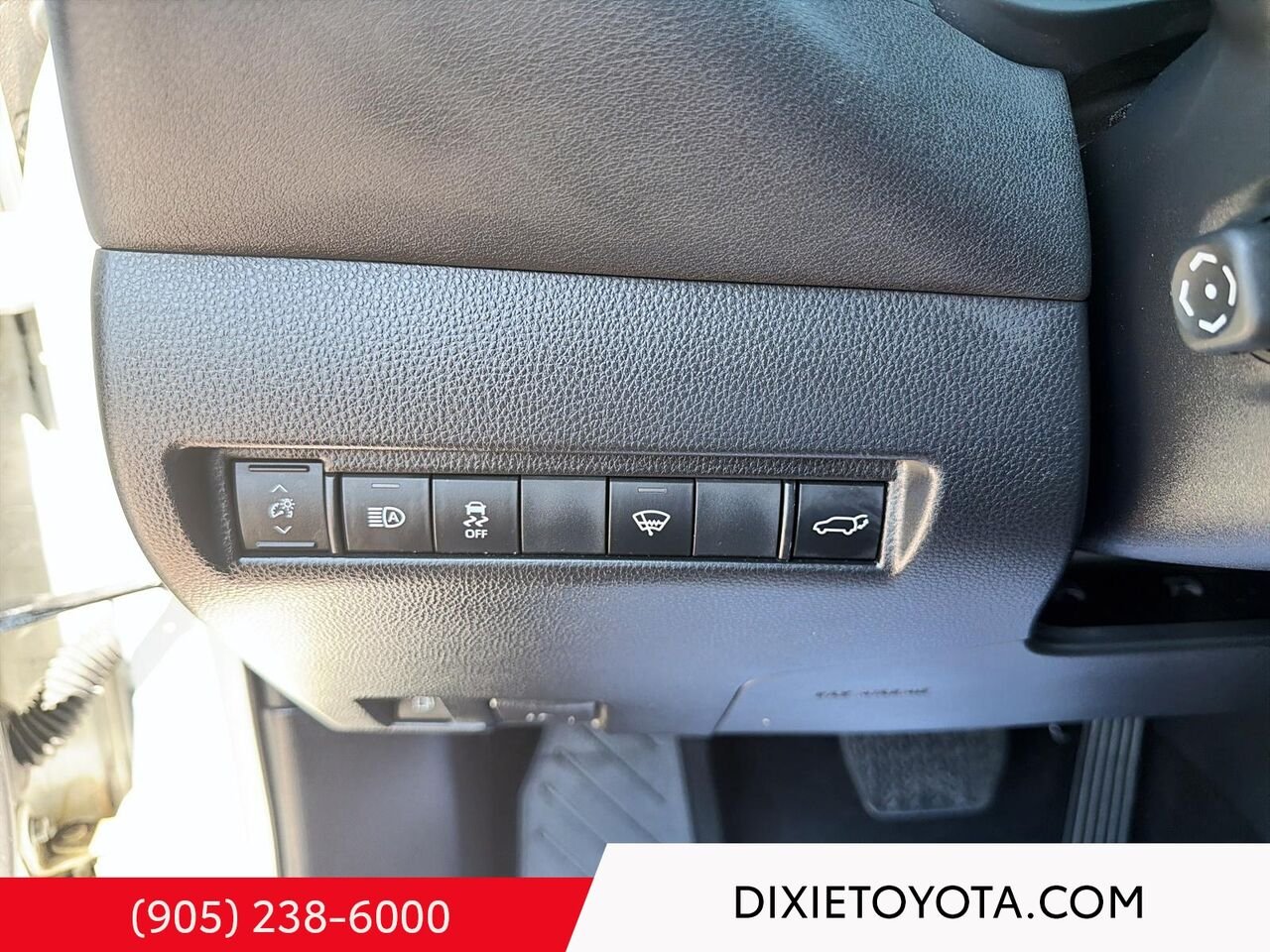 2022 Toyota Venza HYBRID LE AWD / HEATED SEATS / TOYOTA SAFETY SENSE / CARPLAY AND ANDROID AUTO Blizzard Pearl Mississauga - photo #11