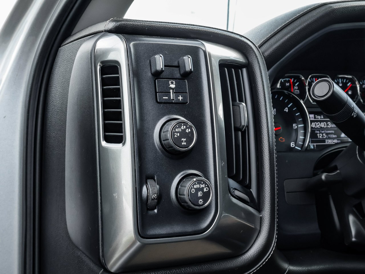 2018 Chevrolet Silverado 1500 4WD Crew Cab 143.5 LTZ w/2LZ Grey Sherwood Park - photo #19