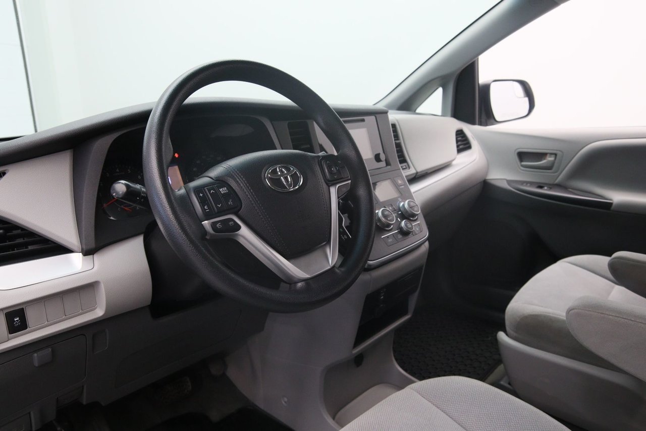 2016 Toyota Sienna VIN 5TDZK3DC0GS693246 White Chicoutimi - photo #6